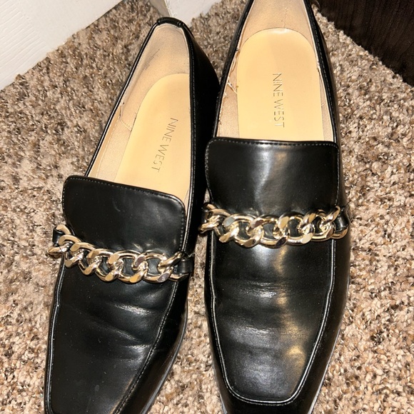 Nine West Onxe Black Loafer Gold Chain Flats Size 9 - Picture 2 of 4